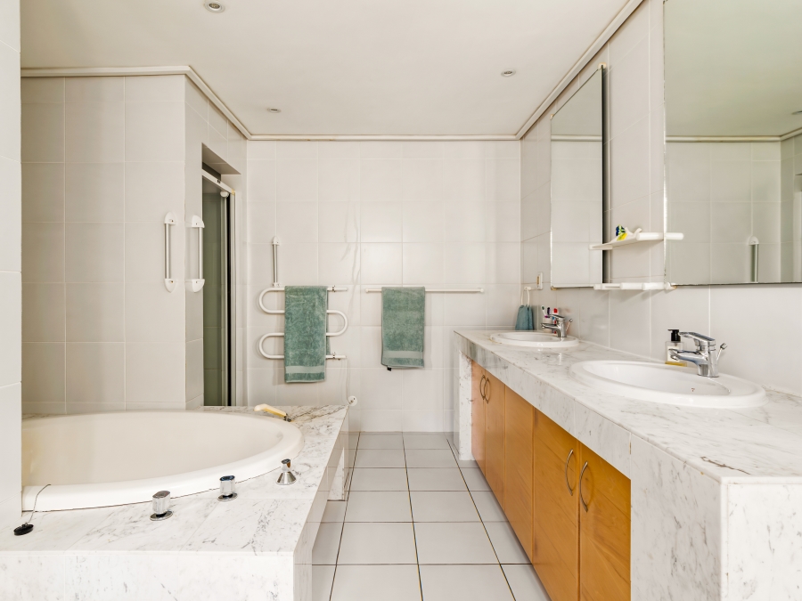 4 Bedroom Property for Sale in Leisure Isle Western Cape